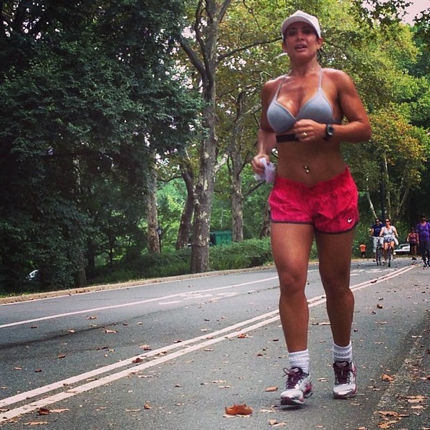 Scheila Carvalho se exercita (Foto: Instagram/ Reprodução)