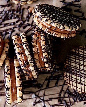 Bolachas recheadas de caramelo e chocolate (Foto: Oliver Brachat/Stockfood/LatinStock)