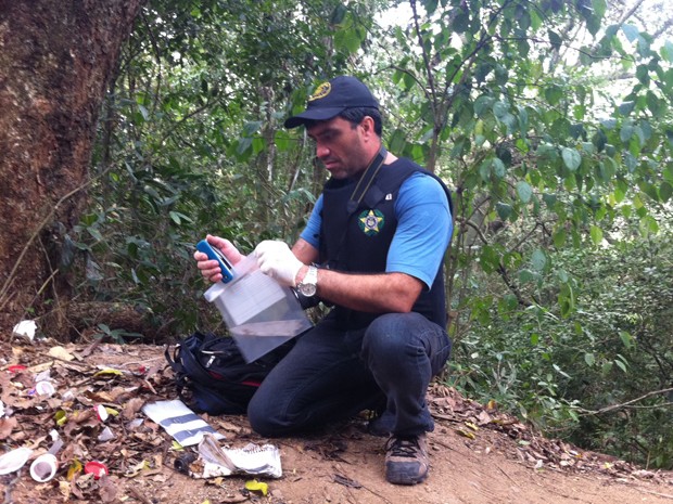 Lâmina foi encontrada no acampamento que a polícia acredita ser de traficantes (Foto: Janaína Carvalho/G1)