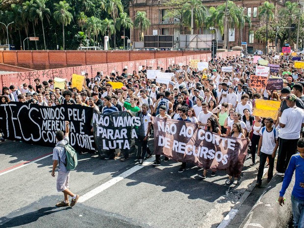 G Alunos Fazem Protesto Contra Falta De Merenda E Bloqueiam Vias Em