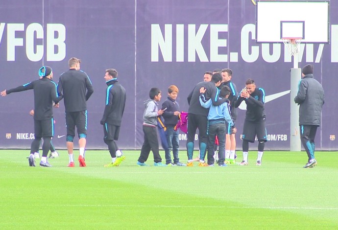 Neymar tira foto de SuÃƒÂ¡rez com meninos que invadiram treino (Foto: Ivan Raupp)