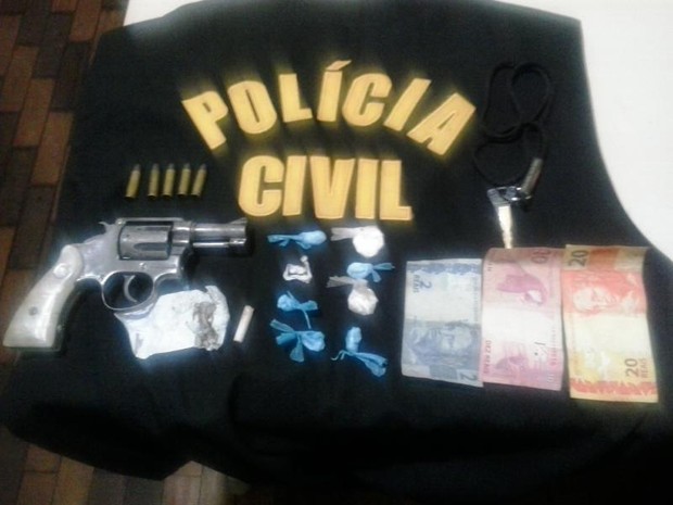 Arma e droga apreendidas em Maracanã. (Foto: Divulgação/Polícia Civil)