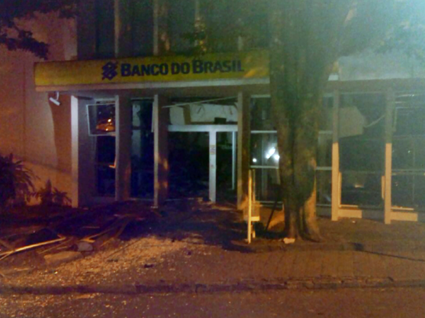 Fachada do banco ficou danificada após explosão no Centro de Campos Gerais (MG) (Foto: Reprodução EPTV)