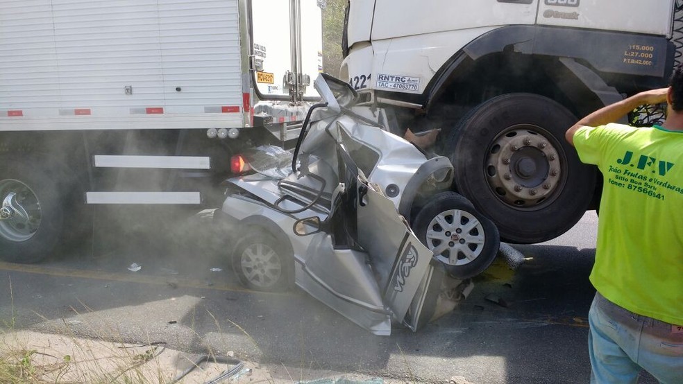   Motorista e passageiro do carro esmagado pelos caminhões não resistiram aos ferimentos  (Foto: Reprodução/WhatsApp)