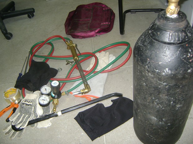 Maçarico e cilindro de gás para arrombar cofre do banco foram apreendidos (Foto: Taiguara Rangel/G1)