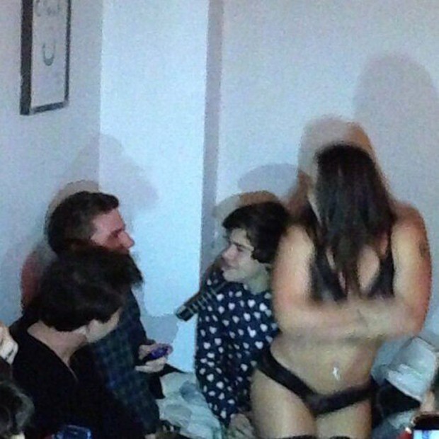 Harry Styles recebeu uma dança proporcionada por uma stripper (Foto: Splash News)
