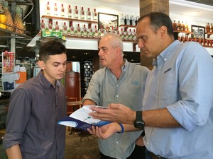Presidente da Ambev no Rio distribuiu folhetos e orienta comerciantes na economia de água (Foto: Cristiane Caoli / G1)