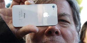 Após 20 horas na fila, Steve Wozniak compra iPhone 4S em loja dos EUA (Foto: Paul Sakuma/AP)