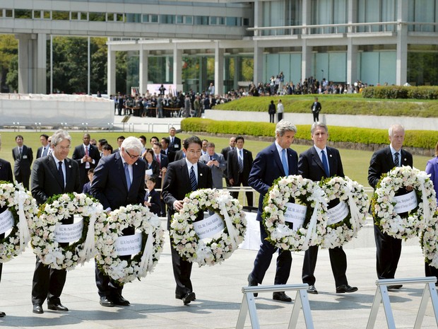 Ministros do G7 se preparam para deixar coroa de flores no Memorial de Hiroshima nesta segunda-feira (11) (Foto: Kyodo/ Reuters )