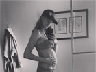 Behati Prinsloo, mulher de Adam Levine, mostra barriguinha de grávida