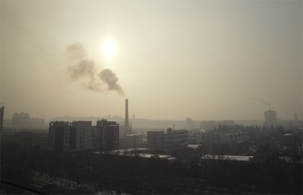 Indústrias liberam poluentes no ar no centro da cidade de Urumqi, na China (Foto: Divulgação/Liu Xuejun/"Nature")