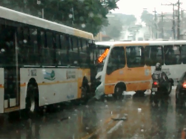 Acidente entre ônibus e micro-ônibus deixam feridos na Zona Leste de São Paulo (Foto: Danilo Celes dos Santos/VC no G1)