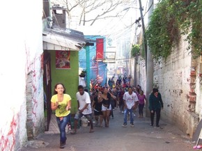 Após a morte do morador, comunidade protestou (Foto: João Laud/RBS TV)