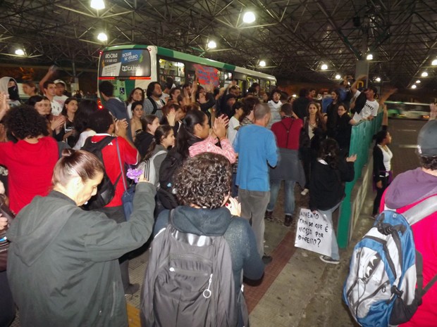 Protesto foi encerrado no Terminal Rodoviário de Santos (Foto: Ivair Vieira Jr/G1)