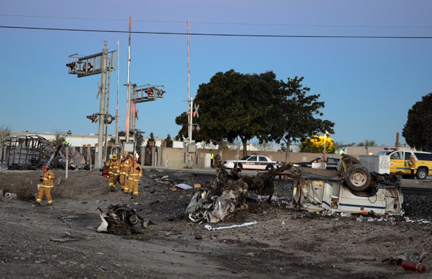 Bombeiros chegam para atender passageiros feridos por acidente com trem e caminhão na Califórnia, EUA (Foto: Johnny Corona/AP)