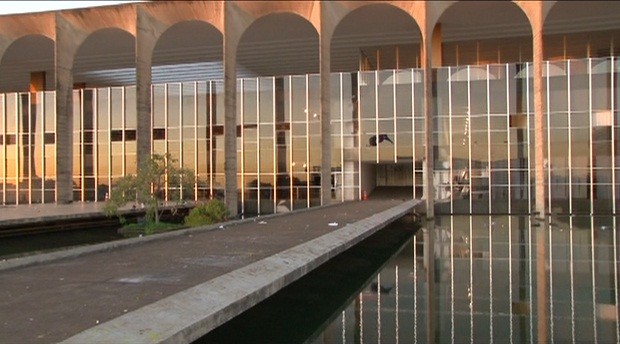 Fachada do Palácio do Itamaraty ainda tem vidros quebrados após manifestação da noite de quinta. (Foto: Reprodução/TV Globo)