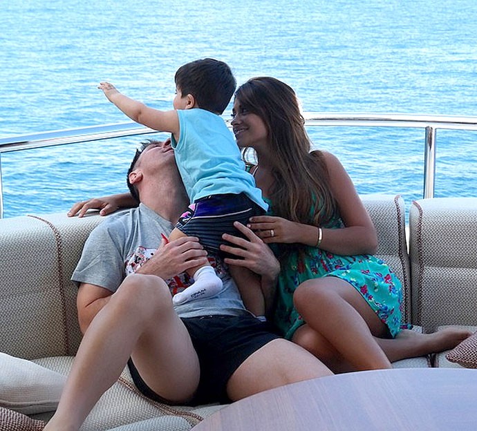 Messi com esposa e filho (Foto: Reprodução / Instagram)