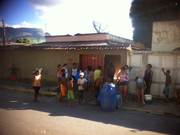 Moradores foram para a porta das suas casas protestas pela falta de água na rua X. (Foto: Diego Souza/G1)