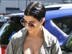 Kourtney Kardashian abusa do decote e quase deixa seios à mostra