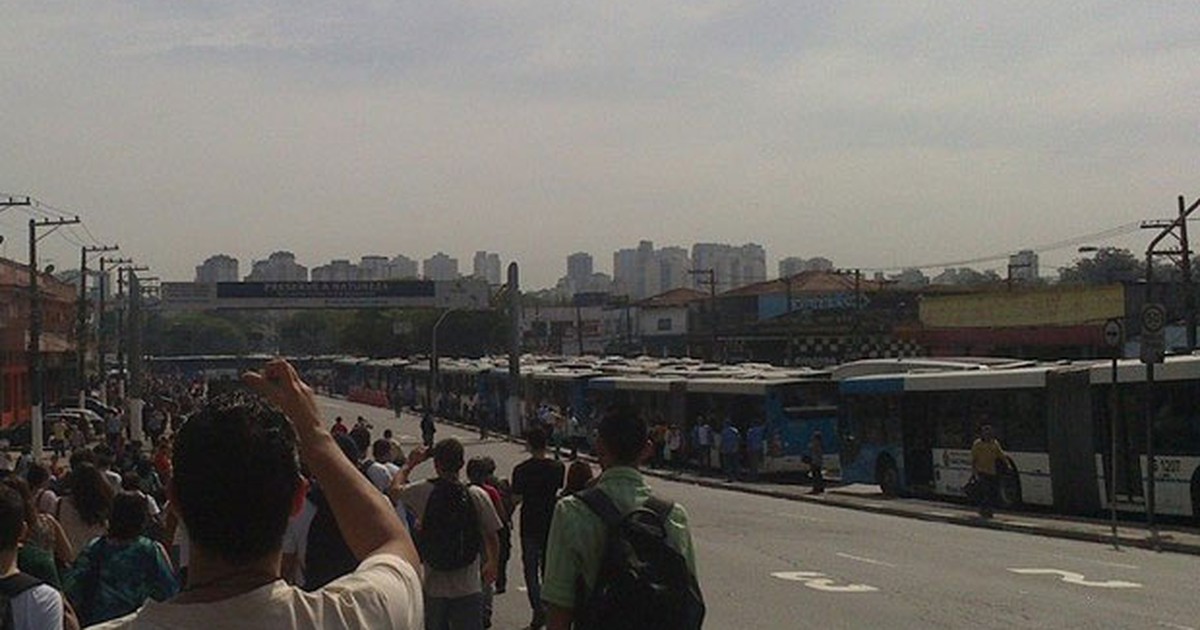 G1 Ônibus quebra interdita avenida e trava trânsito na Zona Sul de