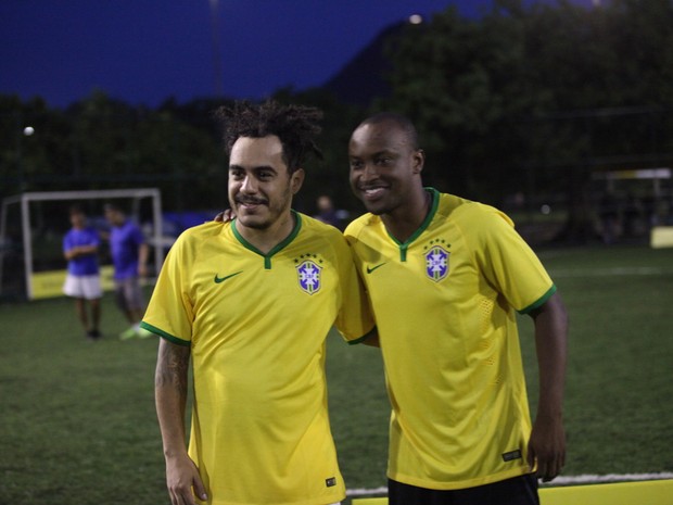 Marcelo D2 e Thiaguinho em partida de futebol no Rio (Foto: Cláudio Andrade/ Foto Rio News)