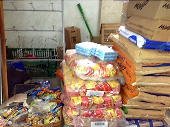 Alimentos e produtos de limpeza estavam entre produtos roubados. (Foto: Polícia Civil/Divulgação)