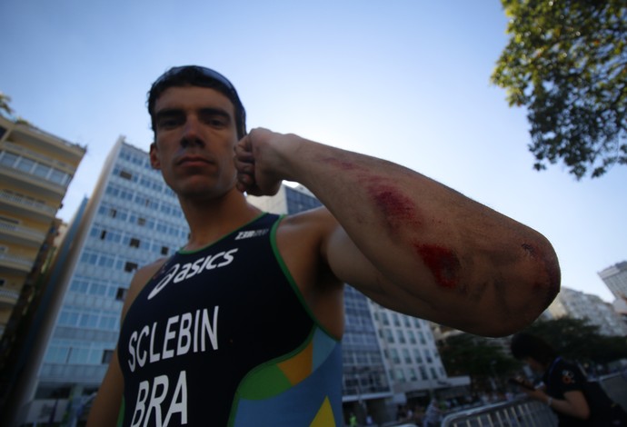 Diogo Sclebin se machuca na prova de ciclismo do evento-teste no Rio de Janeiro (Foto: Cleber Akamine)