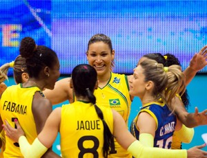 Mundial de vôlei feminino - Brasil x Bulgária - jogadoras comemoram ponto (Foto: Divulgação / FIVB)
