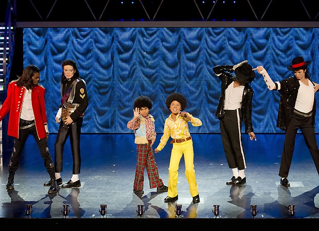 Fãs ao lado das estátuas de Michael Jackson (Foto: AFP)