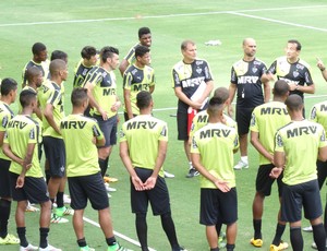 Jogadores do Atlético-MG reunidos antes do treino (Foto: Rafael Araújo)