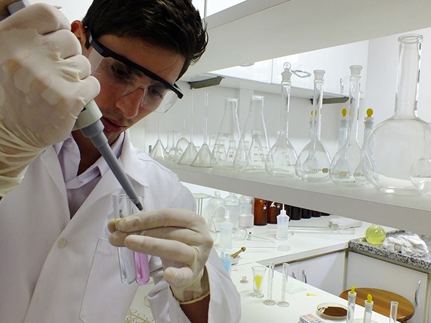 Gabriel Estevam Domingos fazendo experiências em laboratório (Foto: Divulgação/GED)