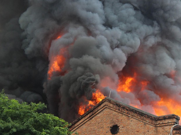 Rio incêndio shopping Nova América (Foto: José Lucena/Futura Press/Estadão Conteúdo)