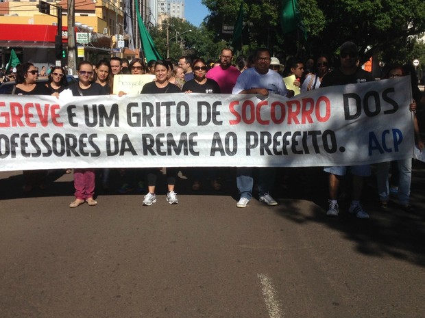 Professores carregam faixas  e cartasezes (Foto: Gabriela Pavão/ G1 MS)