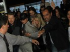 Demi Lovato desembarca em São Paulo com travesseiro na mão
