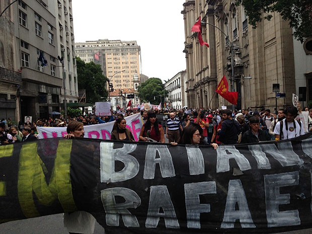 Manifestantes ocupavam a Rua Primeiro de Março em torno de 17h15. (Foto: Isabela Marinho / G1) Manifestantes ocupavam a Rua Primeiro de Março em torno de 17h15. (Foto: Isabela Marinho / G1)