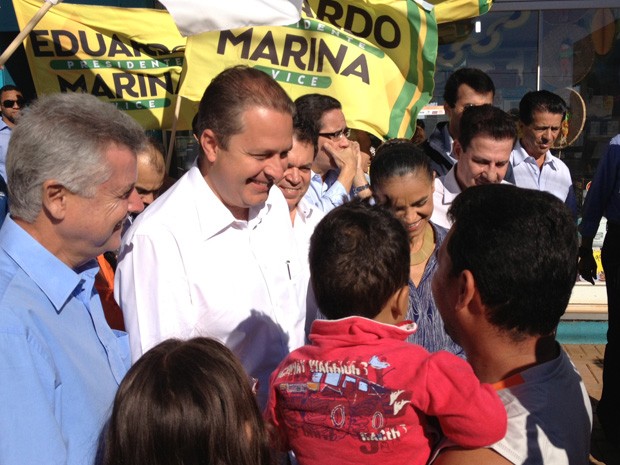 Candidatos à Presidência, Eduardo Campos e Marina Silva fazem caminhada em Águas Lindas-GO. (Foto: Priscilla Mendes/G1)