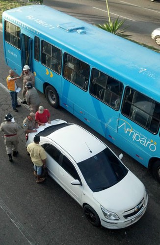 Agentes orientavamm o trânsito para a retirada dos veículos envolvidos no acidente por volta de 8h. (Foto: Christiane Haterly / Reprodução / Nittrans)