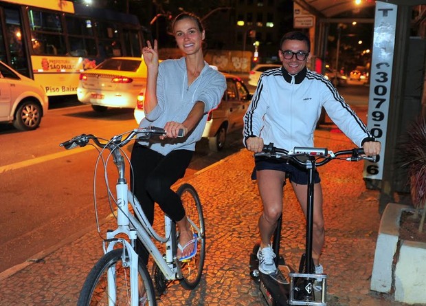 Renata Kuerten pedala com amigo (Foto: Francisco Cepeda e Leo Franco/AgNews)