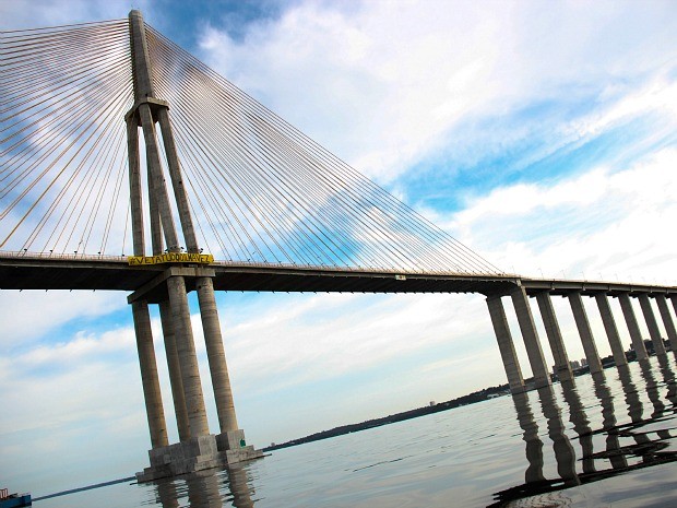 Faixas foram colocadas em pontos muito frequentados, como a Ponte Rio Negro (Foto: Divulgação/Aline Fidelix)
