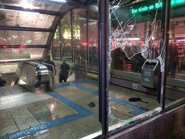 Vidro quebrado da Estação Consolação do Metrô na noite desta quinta-feira (Foto: Glauco Araújo/G1)