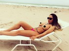 Mulher Melão faz topless em praia dos EUA antes de série de shows 