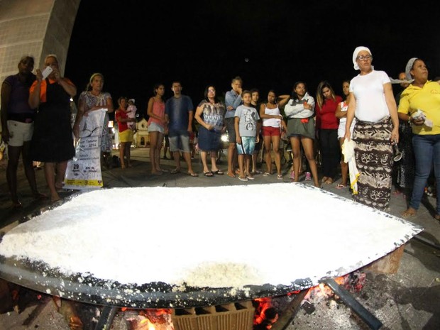 Tapioca de 2 metros levou 1 hora para ser preparada (Foto: Aldo Carneiro/Pernambuco Press)