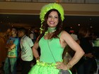 Aos 51 anos, Isadora Ribeiro aparece bem 'diferentona' no Carnaval de SP