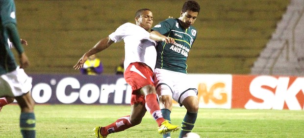 jogo entre Goiás e Guaratinguetá (Foto: Ag. Estado)