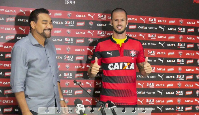 Zagueiro Fred é apresentado no Vitória (Foto: R. Santin / EC Vitória) Zagueiro Fred é apresentado no Vitória (Foto: R. Santin / EC Vitória)