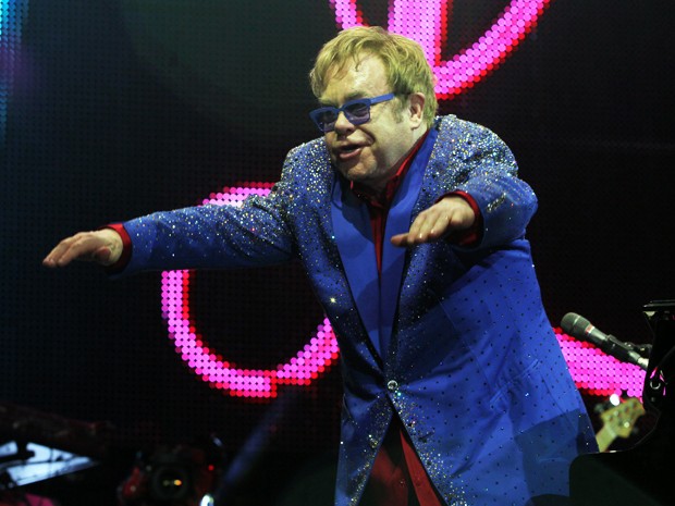 Elton John revencia o público em Belo Horizonte (Foto: Mateus Baranowski/G1)