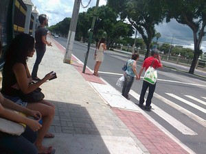 Usuários aguardam ônibus em ponto colocado em frente à faixa de pedestres em São José dos Campos. (Foto: Mara Rosana Rodrigues/Arquivo Pessoal)