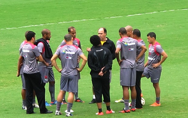 Marcelo Oliveira com os jogadores no treino do Vasco (Foto: Gustavo Rotstein / Globoesporte.com)