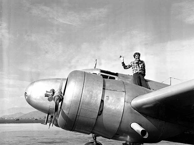 Amelia Earhart da Electra, em 10 de março de 1937, antes de decolar de Los Angeles. (Foto: Arquivo / AP Photo)