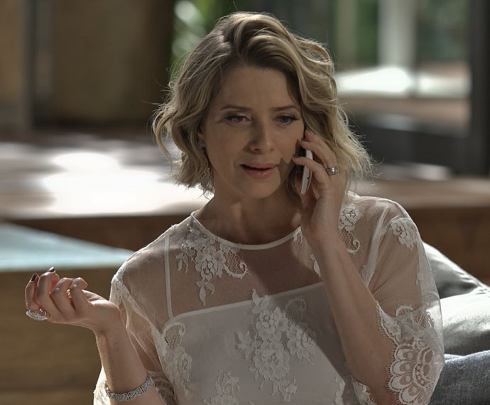 Soraya recebe telefonema misterioso (Foto: TV Globo) Soraya recebe telefonema misterioso (Foto: TV Globo)